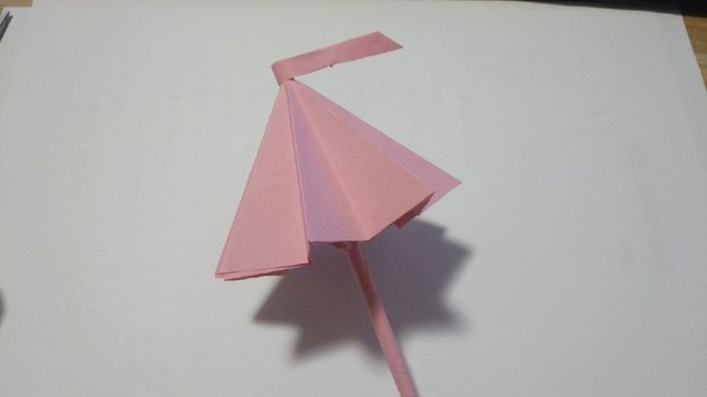 步骤12：接着把伞面和伞骨的2个三角形的顶端剪一个小口，正好伞柄穿过就可以。然后把顶端拿一张小纸条粘一圈。