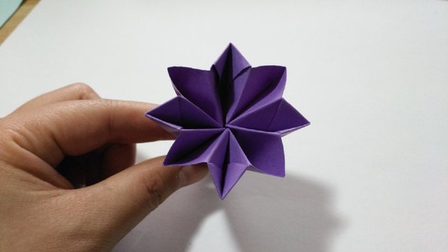 步骤11：最后，4个全部折好之后就是这样的，花球的一个小部件就折好了，接下来我们需要折好多个一样的小部件组合在一起，就是漂亮的花球啦。