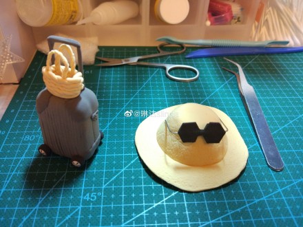 步骤3：再捏出来一个人偶的小草帽，在草帽上要加上一个小墨镜。