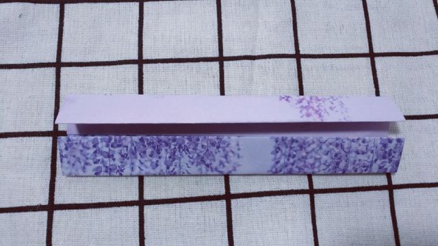 步骤2：然后接着再把纸张上下2边往中间对折，对齐中间的折痕。