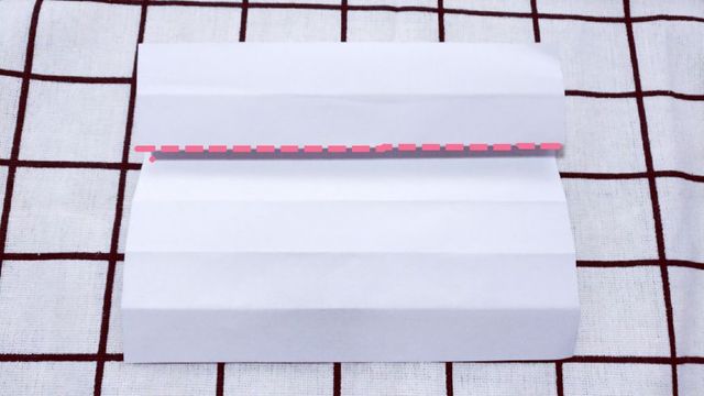 步骤4：然后把纸张上面数第2道折痕往下对折一个格子的距离，现在总共是6个格子啦。