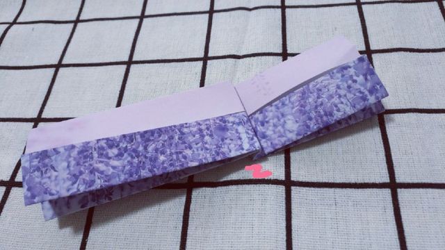 步骤7：然后把纸张的3分之一处对折，弯曲对折，对折出一个“N”型的腰身，这里做的是连衣裙的腰身，要把上身短一些，裙子长一些，这样才比较美。