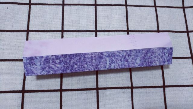 步骤6：前面折好之后，把上下两边纸张的第一个格子往中间对折，最后就是下图的样子。