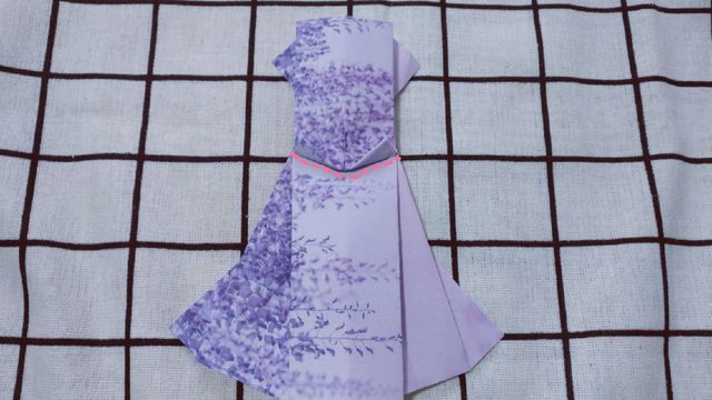 步骤11：然后翻到连衣裙的正面，把刚才对折到前面的那个腰身，左右2边往上折一个小角，这个就是婚纱礼服的腰身部位的装饰，不知道具体叫什么名字。