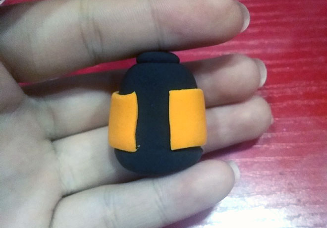 步骤1：橘色和黑色的粘土组合起来做身体的部分，如图样子组合。