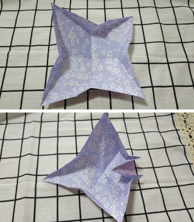 步骤4：前后2边都折好之后，记得把另外2边的角也对齐顶端，这样总共是4条横向折痕，然后把纸张全部展开。就是下图的样子。