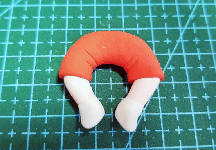 步骤4：捏好樱木花道的脚，和腿部组合在一起。