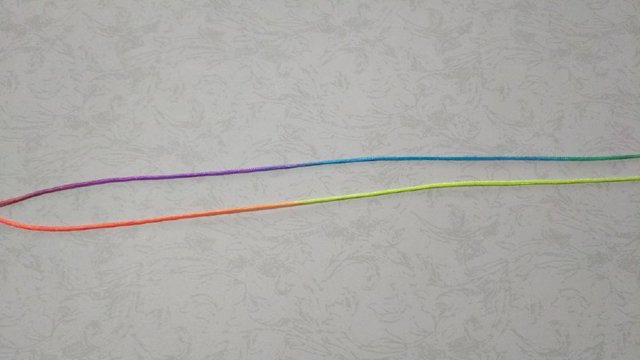 步骤1：首先，先准备2根35cm的线，我这里会全程用不同颜色的线哦，这样比较详细，大家学起来也比较清楚。