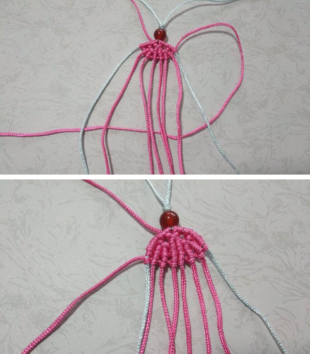 步骤13：这个是全部绕好斜卷结的样子，然后接着再翻过方向来，还是以粉色线为绕线，底下的8条线为轴线绕斜卷结。