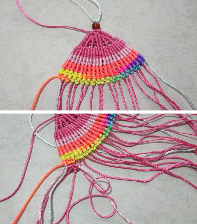 步骤21：然后再加一条80cm的浅粉色线在轴线上绕2排斜卷结，下图是绕好斜卷结的样子。