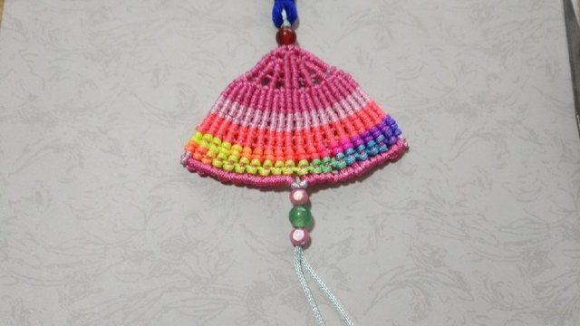 步骤24：全部编好后，剪去多余的线，留下2慢慢，用火机烧下线头。