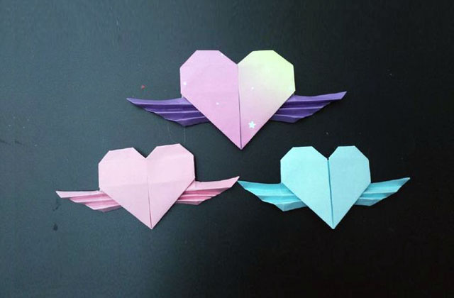 步骤9：最后反倒纸张的正面，再把翅膀中间往上折，左右2边往上折，稍微整理下，这样一个简单漂亮的带翅膀的爱心折纸就做好啦，你们都学会了吗？