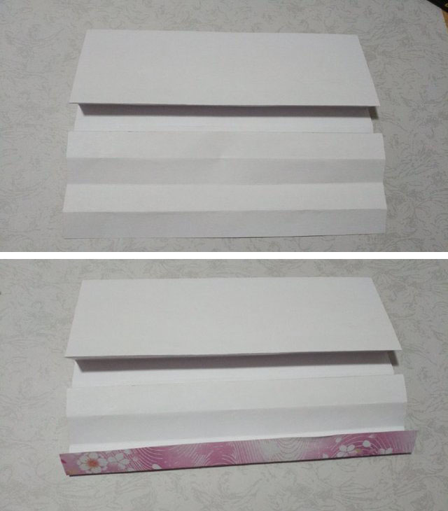 步骤2：前面对折好了之后，然后把中间的那2个格子分别对折，对折好是凸出在纸面上的，因为这里不知道要怎样形容，就是上面的图片和下面的图片上的样子，一个前面，一个背面，这样应该好理解些。