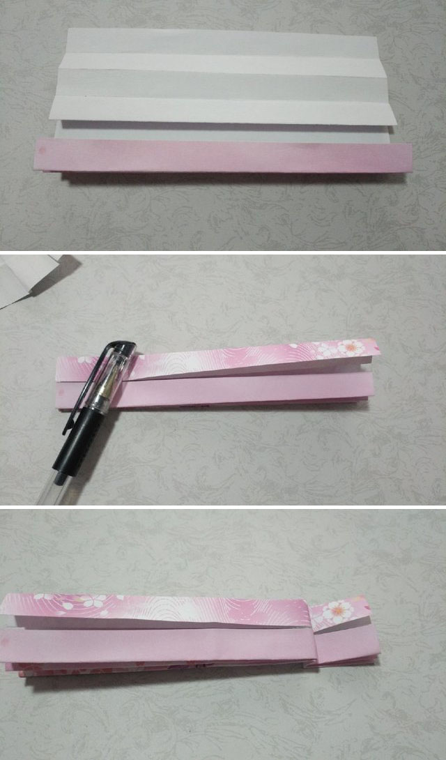 步骤3：然后把纸张翻到反面，白色的这一面，把底下的纸张开始对折4分之1，然后开始前后对折，峰谷对折，一次峰折，一次谷折，一边对折好，然后另一边也是同样的对折。