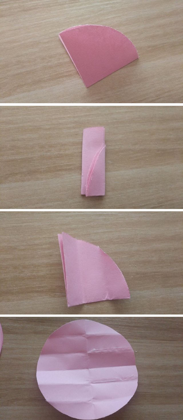 步骤2：纸张圆形剪好了之后，先把纸张横向对折一次，接着再把纸张竖向对折，最后对折出一个扇形的形状来，然后接着把纸张横向三等分对折。
