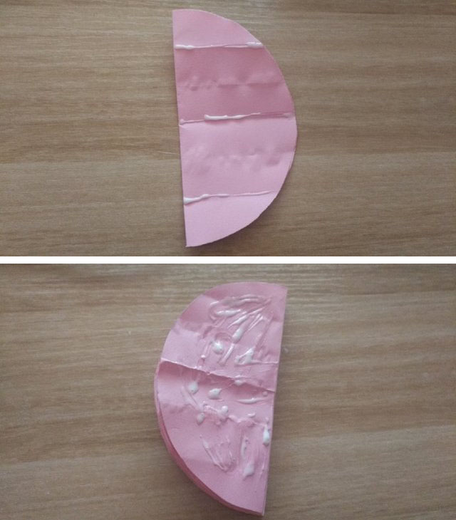 步骤4：前面的一步做好了之后，然后折同样的18个一样的部分，全部都按照上面的折到最后的样子，然后在纸张的第2和第4道折痕上涂胶水，然后纸张左右对折在一起。18个都折好之后，然后在纸张的右边的第1道折痕、第3道折痕、和第5道折痕，涂胶水，然后把其他的纸张粘在上面，新的一层纸张接着在第1、3/5道折痕涂胶水，18张纸全部粘在一起。