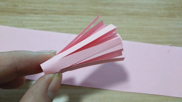 步骤7：然后卷起来。