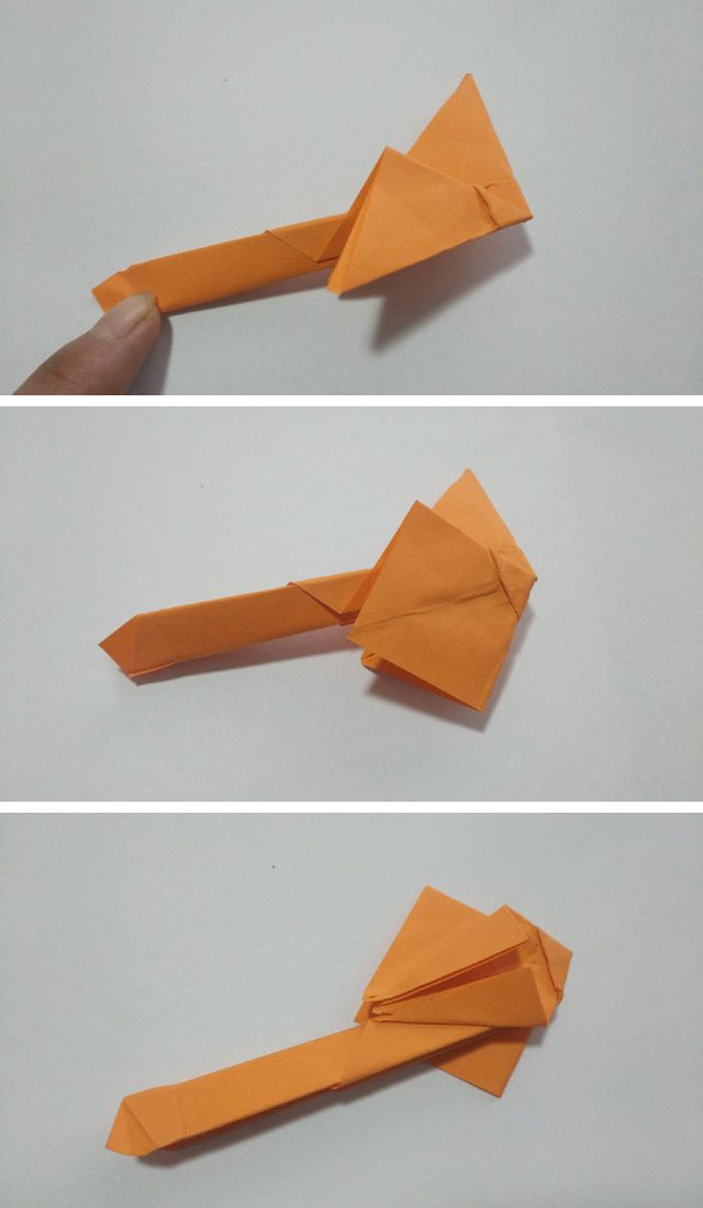 步骤6：上一步纸张上下对折之后，然后把前面的小三角往下对折，然后把折痕打开，沿着折痕把小三角形撑开，往下折折出正方形来，同样的折法，把背面另一个三角形也折出正方形的样子。