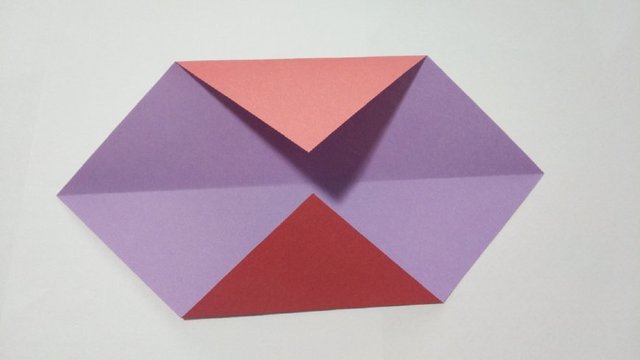 步骤1：好啦，那我们开始来讲解教程啦，图片比较多，但做法很简单哦，都是基础的折纸步骤，你们好好看。先准备一张15cm的正方形纸。然后先把正方形纸斜向对折，把中间的折痕对折出来，然后把纸张上下2个三角往中间对折，对齐中间的折痕。