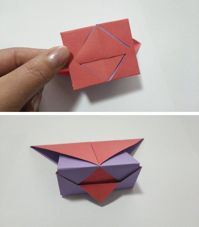 步骤4：2边都折好之后是一个小长方形，然后把这2个小长方形交叉，把一个插到另外一个小长方形里面，然后把中间的上面的小三角往下翻，这样中间的颜色和周围就不一样啦。