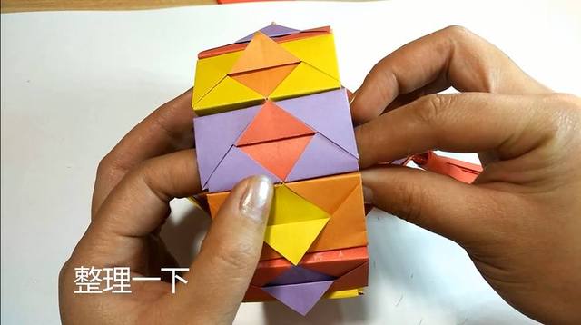 步骤8：灯笼穗卷好之后，把穗子放在灯笼的中间，然后把剩下的灯笼的小部件再粘上，全部粘好以后，记得再整理一下。