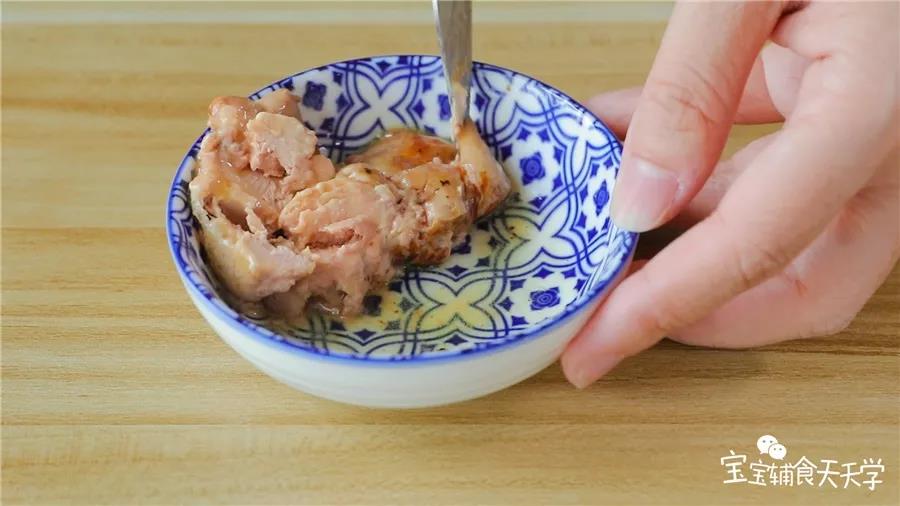 夹出半熟的鹅肝切碎