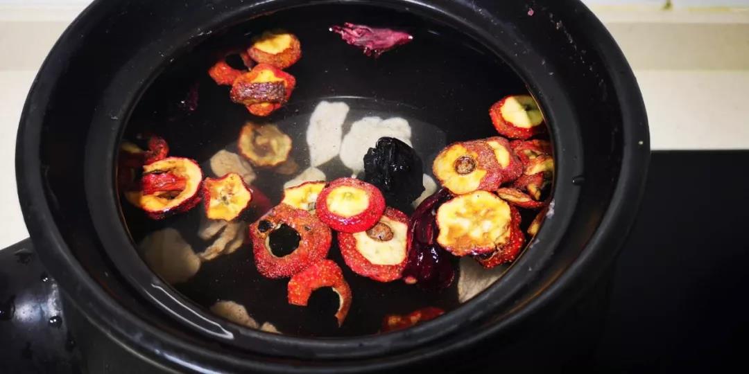 锅内加水后原料泡水15分钟回软