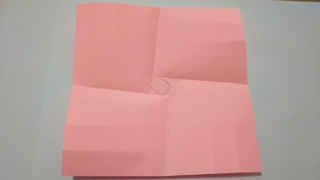 步骤4：然后相同的步骤把其他3条折痕也折出来，其实这里也可以直接折这4条折痕，不用再去对折取折痕了。