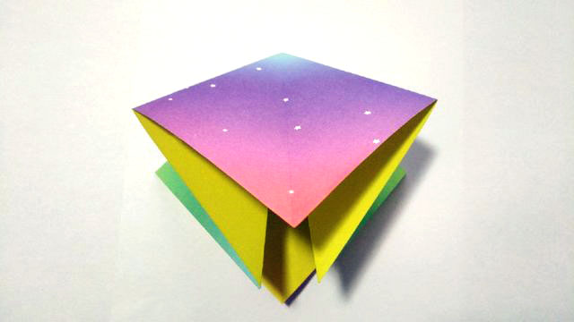 步骤1：为了方便你们看清楚，我每一张图片都是原来的尺寸，没有给你们拼接到一张图上，这样可以好好看。准备材料：1张12cm左右的正方形纸张，先斜向交叉对折，然后再十字交叉对折，把折痕对折出来。  然后按照折痕把纸张折叠成小正方形的样子，接着把正方形顶端小角往下对折1cm左右，然后把纸张全部展开，就会发现中间对折出一个1cm的小正方形来，然后把小正方形重新组合，内折到里面，然后再把纸张折出类似正方形的样子。