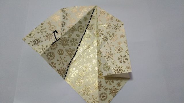 步骤9：然后把左右2边的纸张往后对折，然后再沿着我画黑线的地方往右对齐中间线，黑色线标注的地方就是平分线。