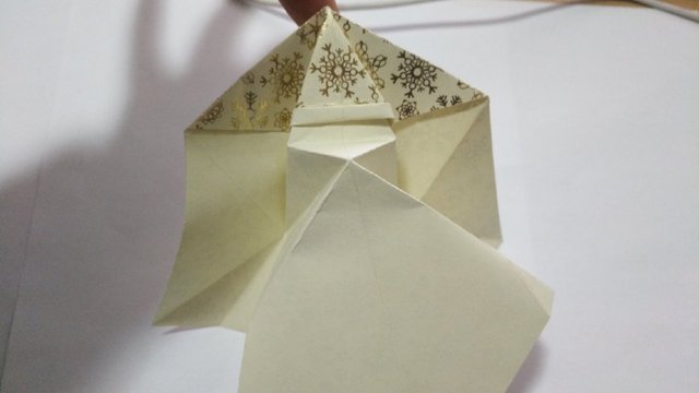 步骤11：然后接着翻到反面，把上面之前折的折痕折出来。