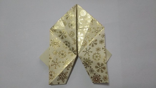 步骤13：接着把大的正方形的底部往上对折，然后对齐圣诞老人的下巴，跟着下巴一起折到下面来。  然后再翻到反面，反面就是下图的样子。