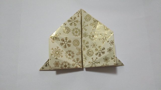 步骤14：接着把左右2边的纸张从里面往上折，边缘对齐，对折好的样子。