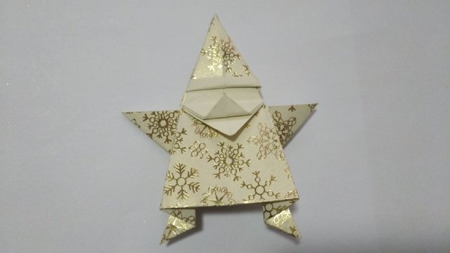 步骤20：左右2边一样的步骤重复就可以了，这样圣诞老人的腿和脚就折好了，然后把下巴的三角往上对折。