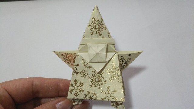 步骤21：把对折的三角中间撑开压平，就是一个小正方形的样子。