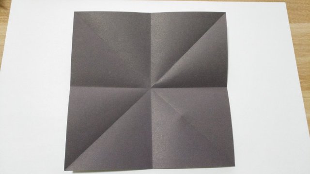 步骤1：准备材料：1张正方形的纸，我这里用的是15cm的，你们可以做个参考哈，然后我们开始来折，先把纸张米字型对折，折出折痕来，有不知道米字型对折的小伙伴吗？