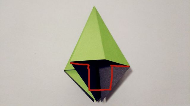 步骤4：前后2边都对折好了之后，会出现4个角，然后把4个角从中间往下压平，压出一个三角形来，这样总共会折出来8条边。之前是4条边。