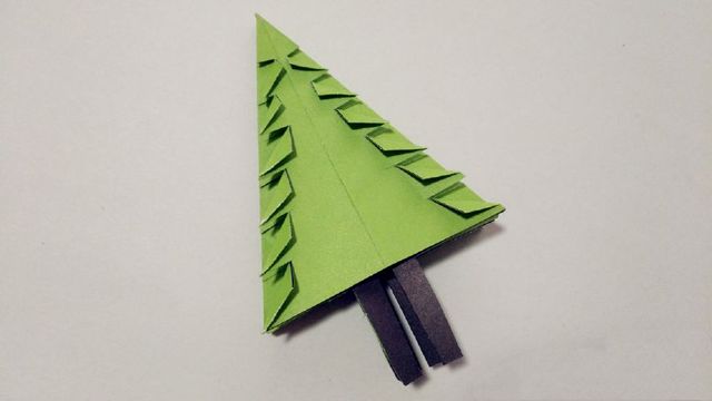 步骤7：全部剪好之后，把纸张翻开，总共是8个边，然后把每一条边剪刀剪的位置都斜向折一个小三角。8条边全部折出来。