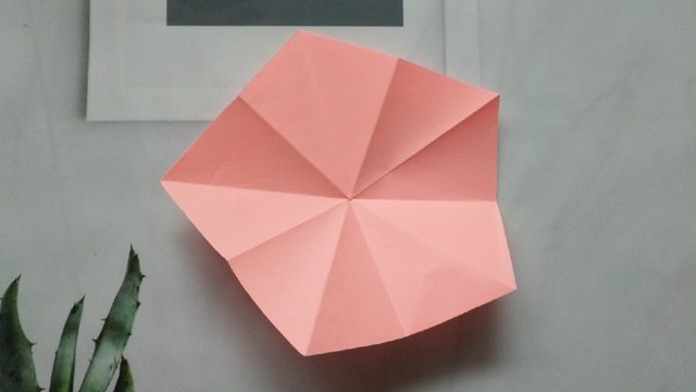 步骤8：把纸张展开，就是这样一个五边形的纸。