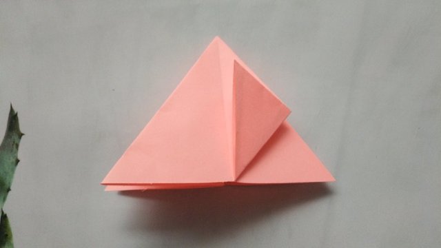 步骤10：接着把纸张右下角的角往上对折，总共5个角，5个角全部一样的往上对折。