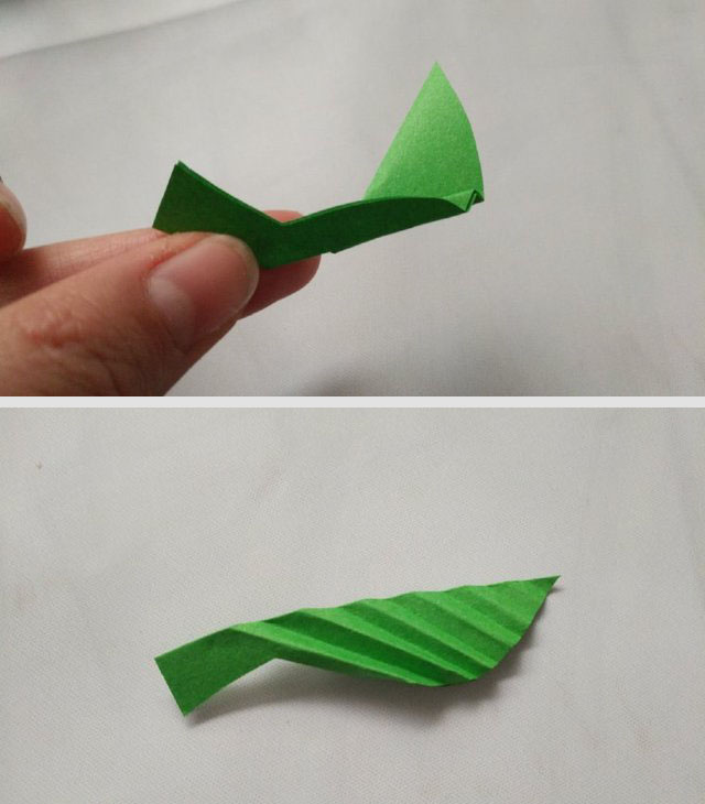 步骤15：然后把纸张按照图片对折，像风琴褶一样。