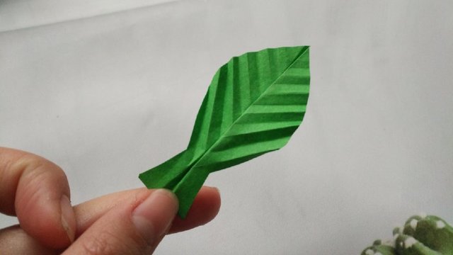 步骤17：然后展开，一片叶子就做好了