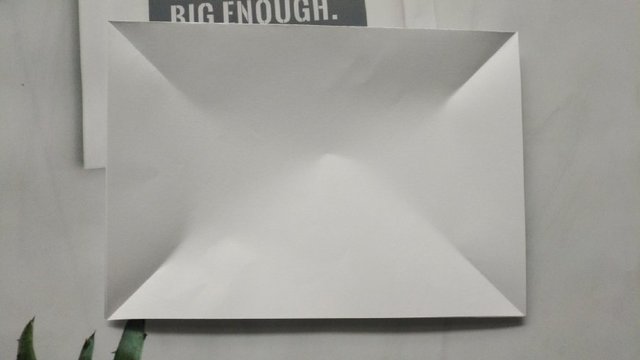 步骤2：然后把纸张的4个角对折，记住这里不要把折痕全部折出来哦，我们只用一点就可以啦，折2cm到3cm就好啦，这个折痕的长度就是一会我们折出来的盘子的深度，盘子一般比较浅，所以不要折太长。