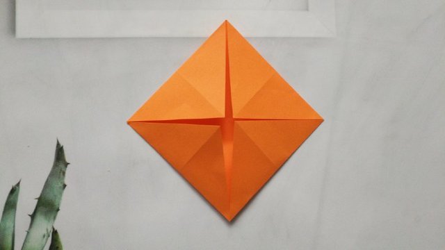 步骤8：因为饺子也用不了那么大的，所以我们再把4个角往中间对折，这样把纸张大小缩小到原来的一半。