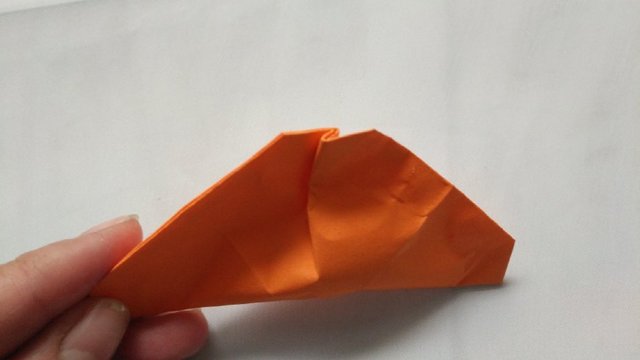 步骤12：饺子馅放好之后就把饺子皮粘上就好啦。  然后从中间开始来捏褶，捏到时候2只手同时向反方向捏，一只手往前折，另一只手往后折。