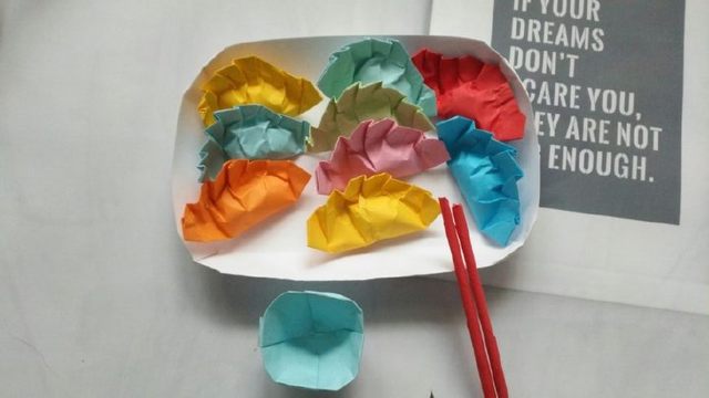 步骤14：好啦，今天的折纸彩色饺子你们都学会了吗？做法是不是很简单。