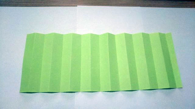 步骤2：折好之后，然后接着把每一部分的纸张对折4次，平均8等分，展开之后，也就是16等分。最右边预留出来的那个小长方形不算。