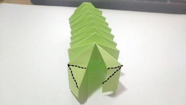 步骤6：把前面的折痕全部折好了之后，然后沿着折痕把纸张折成图上这样的类似风琴状的样子，折的时候就按照之前折的折痕来折就可以。然后前面我画黑线的是之前折的折痕，这样大家可以对照一下自己折的。有个参考。