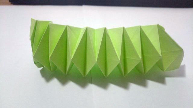 步骤7：再说一下这个侧面，注意这里是把底下那么角折到里面去的，顶部跟底部是对称的，一样的结构。