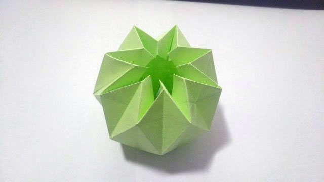 步骤9：然后再整理一下，这样一个折纸苹果就做好了，苹果做好了，然后我们来做苹果叶子。